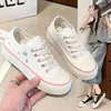Zapatos de Lona Bordados de Grulla Blanca de Moda Zapatos Bajos Blanco y Negro Estilo Nuevo 2026 Zapatos Blancos Pequeños para Estudiantes del Campus Casual Versátil Bajos