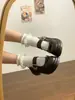 Sapatos femininos de couro estilo britânico retrô com sola grossa, apresentando detalhe de laço e fivela, no estilo Mary Jane, perfeitos para combinar com saias.
