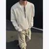 Camiseta de manga larga estilo americano con cuello Henley de media cremallera para hombre, capa base de otoño de ajuste limpio, chaqueta sudadera holgada