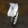 Anillo Rectangular Rongxing Clásico Sencillo de Piedra Brillante Transfronterizo para Mujer, Banda Delgada con Cuatro Garras, Lujo Ligero, Versátil para el Viaje Diario