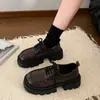 Sapatos de couro pequenos estilo britânico de fundo grosso para mulheres 2024 novos mocassins pretos de outono sapatos femininos com saia sapatos Mary Jane