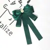 Pajarita para Mujer, Lazo Grande en Cinta de Perla Mate Verde Oscuro, Broche de Pin para Mujer, Accesorio Estilo Universitario, Broche de Perla