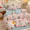 Juego de ropa de cama de cuatro piezas de terciopelo de leche engrosado de grado A con estampados de dibujos animados, que incluye una funda de edredón y una sábana bajera, adecuado para otoño e invierno, y diseñado para dormitorios estudiantiles