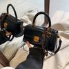 Fivela de Cadeado Texturizada Retro Simples 2024 Nova Moda Casual Popular Outono e Inverno Bolsa Quadrada Pequena Portátil de Ombro Transversal