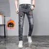 Nuevos Jeans Ajustados de Invierno Otoño 2025 para Hombre, Grises, Forrados de Polar, Bordados, Versátiles, Modernos, Elásticos, Casuales, Skinny