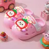 Nuevas pantuflas cerradas luminosas Coolomi para niñas, zuecos de verano para niños, sandalias suaves antideslizantes para bebés que se iluminan