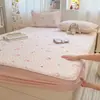 2026 Nuevo Modelo Sábana Bajera de Gasa Gruesa de Tres Capas Cubierta de Cama Protector de Colchón de Envoltura Completa Sábana Bajera para Cama Matrimonial Juego de Tres Piezas