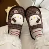 Chinelos de Algodão com Forro de Lã para Mulheres 2026 Novo Antiderrapante Fofo de Inverno Quente Gatinho de Pelúcia Sapatos Grossos para Maternidade Atacado