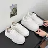 Sapatos casuais super bonitos de sola grossa para aumentar a altura para mulheres baixinhas 2026 novos sapatos confortáveis para os pés sapatos brancos para mulheres