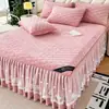 Faldón de Cama de una Pieza Otoño e Invierno Coral Leche Felpa Acolchado Engrosado Cubre Cama Sábana Ajustable con Borde de Faldón Cubierta de Cama Funda de Faldón de Cama