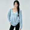 Relajado y casual, con un escote en U pronunciado, mangas largas transparentes y pantalones largos de estilo tiburón de cintura alta, que controlan el abdomen y realzan la figura - un conjunto para hacer ejercicio de Pilates