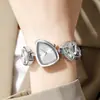 Novo Relógio Feminino de Moda com Aparência Sofisticada de Luxo Leve, Irregular, com Cristais, Nicho, Aparência Sofisticada, Quartzo, Atacado