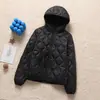 Chamarra acolchada de plumón ligera con capucha y cuello alto transfronteriza para mujer, moda de invierno 2026, cálida blanca de pato, top casual, moderno
