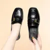 Sapatos de Couro Femininos para Dropshipping Mocassins de Couro Macio Corte Profundo Peça Única Sapatos de Duas Vias para Primavera e Outono Sapatos Pretos para Mães de Meia-Idade Sola Macia