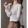 Camiseta base de diseño coreano, pequeña, cuello redondo, para mujer, modelo nuevo con orificios para los pulgares, entallada en la cintura, adelgazante, con hombros normales