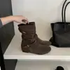 Botas Femininas Outono/Inverno 2026 Novo Estilo Coreano Retrô com Fivela de Cinto, Cano Curto, Salto Interno de 5cm, Botas de Moda Slim Fit