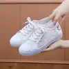 Liquidación de zapatos de tela de Pekín, zapatos transpirables para mamá, zapatos casuales vintage TK de venta caliente transfronteriza, zapatos de malla para mujer con suela suave, antideslizantes, de verano