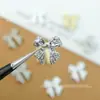 Lz Accesorios para Uñas con Lazo Estampado en Oro Estilo Japonés Nuevos de Lujo Ligero Material de Aleación Hueca Decoración Simple para Uñas Venta al por Mayor