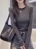 Top de mujer a rayas retro color block de manga larga, cuello redondo, corte ajustado, moderno otoño nuevo estilo coreano, adelgazante y versátil camiseta básica