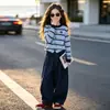 Nova Coleção Outono 2026 para Meninas: Conjunto de Duas Peças para Crianças: Cardigan de Tricô, Suéter Listrado e Calça Jeans Lisa