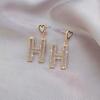 Pendientes retro de letras geométricas de alta calidad, diseño de nicho simple, pendientes de moda que combinan con todo.