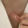 Collar de trébol de cuatro hojas de plata de ley s925 para mujer, lujo ligero, moda de alta gama, cadena versátil para la clavícula, elegante collar de llave de nicho