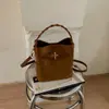 Exquisita y elegante bolsa de cesta de verduras retro de mano para mujer, nuevo estilo 2026, texturizada, para ir al trabajo, bolso cruzado, bolso tipo cubo de moda