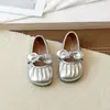 Sapatos de Couro Prateados da Moda para Meninas 2026 Outono Novo Respiráveis Macios com Solado Flexível Sapatos de Performance para Meninas Sapatilhas Vermelhas Infantis