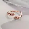 Mão segurando anel de junta mãos de amor anel abraçando anel joia transfronteiriça Aberto feminino anel de prata tailandesa atacado