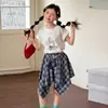 Conjunto de Camiseta de Manga Curta Fina e Respirável para Meninas Verão 2026 Novo Estilo Conjunto de Duas Peças com Saia Xadrez para Crianças