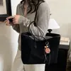 Bolso de mano casual de gamuza de gran capacidad para mujer, nueva colección otoño 2026, bolso de hombro simple para ir al trabajo, moda otoño/invierno