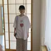 Camiseta Blanca de Manga Corta para Mujer, Verano 2026 Nuevo Estilo Retro Popular con Estampado de Manzana y Diseño de Letras