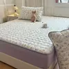 Faldón de cama acolchado con estampado de gasa de doble capa clase A, estilo pequeño y fresco, protector de colchón Simmons antideslizante totalmente cerrado, funda de faldón de cama~