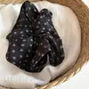 Elástico de cabelo bolinha cinza leitoso, fresco e versátil, com um toque de luxo, adequado para rabos de cavalo baixos na nuca
