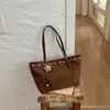 Bolsa de Tote de Estilo Retro Más Vendida Transfronteriza para Mujer 2026 Nueva Gran Capacidad Decoración de Remaches y Borlas Bolso de Hombro