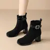 Botas de Cano Curto com Salto Bloco e Fivela de Strass Femininas 2026 Outono/Inverno Bico Quadrado Botas de Cano Curto Foscas Plataforma Impermeável Aumenta Altura Emagrecimento Zíper Lateral Salto Alto