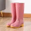 Botas de lluvia transparentes de gel moda zapatos impermeables engrosados botas de lluvia altas para adultos Zapatos de goma de trabajo para mujer cubrezapatos antideslizantes para cocina