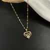 [Acero de titanio] Cadena para la clavícula en forma de corazón LOVE Moda japonesa y coreana collar simple de cobre con microincrustaciones colgante regalo para novia