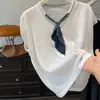Camisa de manga corta ligeramente lujosa con cuello de diseño de cinta para mujer, nueva moda de verano, top elegante y versátil