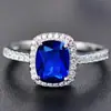 Anel de pedra preciosa colorida de diamante retangular de venda quente Comércio exterior europeu e americano Anel de noivado de diamante quadrado clássico banhado a prata 925 joia de mão