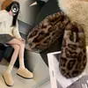 Sapatos slip-on macios de lã de cordeiro, novo modelo 2026, sapatos de algodão estilo Birkenstock preguiçosos e quentes, mules de bico fechado, mocassins