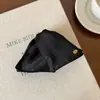 Clip de Pinza de Tiburón Triángulo de Tela Negra de Lujo Ligero para la Parte Posterior de la Cabeza de Mujer, Pasador de Pelo de Gama Alta, Estilo Coreano