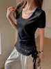 Camiseta de manga corta de color liso con ribete de encaje en el dobladillo, nuevo diseño de verano para mujer, estilo nicho, top de hombro normal con cuello en U