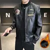 Fábrica de OrigenNueva Chaqueta de Cuero PU para Hombre Bordado Pesado Estilo de Vuelo Forrada de Lana Chaqueta Biker