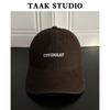 Gorra de Béisbol Bordada con Letra Morado Ciruela Negra para Mujer en Otoño e Invierno Estilo K para Compras Versátil Gorra de Pato Pequeña Ins que Muestra la Cara Tendencia