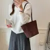 Bolsa de ombro simples de camurça para mulheres, nova bolsa saco de outono 2026 de grande capacidade, bolsa de ombro versátil para o dia a dia
