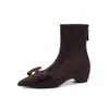 Super bonitas com uma saia, botas finas com laço e pérolas, inverno de 2026, salto médio que aumenta a altura, bico fino elegante, botas curtas elásticas para mulheres