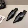 Sandálias Femininas de Verão 2026 Novo Estilo Elegantes Emagrecedoras Bico Fino Salto Gatinho Bico Fechado Sandálias de Couro Macio para Uso Externo Mule de Salto Fino Meia Pantufa