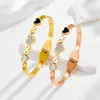 Pulsera de acero de titanio con concha blanca y negra para mujer, no se desvanece, oro de 18k, personalidad, diseño nicho, pulsera de moda, Europa y Estados Unidos