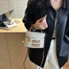Bolso de Cubo Texturizado de Moda de Este Año para Mujer, Bolso de Hombro Color-Blocking Elegante Nuevo Invierno 2026, Bolso de Maquillaje Versátil